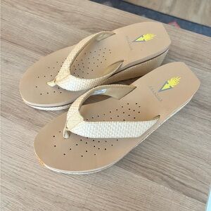 Volatile Island wedge thong sandals white raffia size 7 NWOB